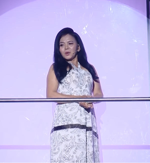 Nữ đại gia U50 khoe của để chinh phục 