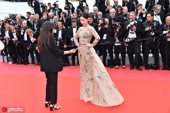 Sao nu Trung Quoc gia diec khi bi 'duoi kheo' tren tham do Cannes hinh anh 2